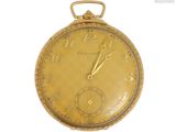 une montre de poche en or avec des chiffres romains sur le cadran