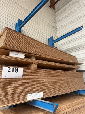 un gros plan sur une pile de planches de bois dans un entrepôt