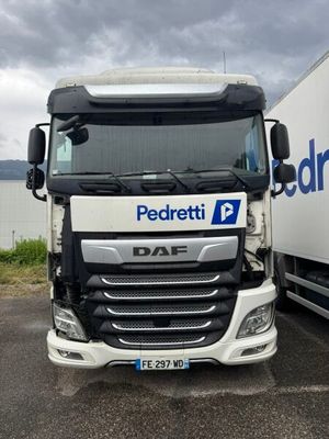 deux camions garés l'un à côté de l'autre dans un parking