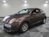 la photo d'une voiture brune garée sur un sol en damier