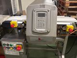 une machine posée sur une table dans un entrepôt