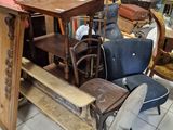 de nombreuses chaises et une table dans une pièce très meublée