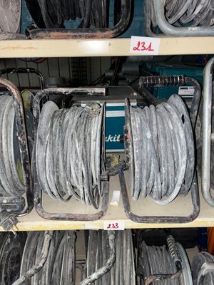 de nombreux types de pneus différents sont disponibles en rayon dans le magasin