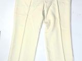 un pantalon de couleur crème avec une étiquette noire au bas du pantalon