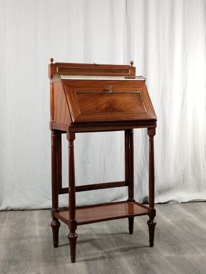 un vieux bureau en bois sur lequel est posé un piano