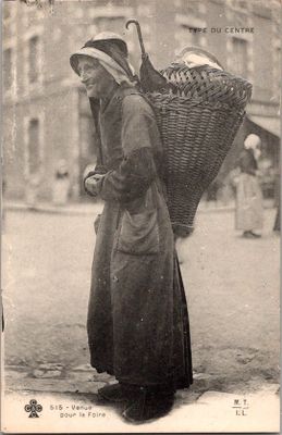 une vieille photo d'une femme portant un panier sur le dos