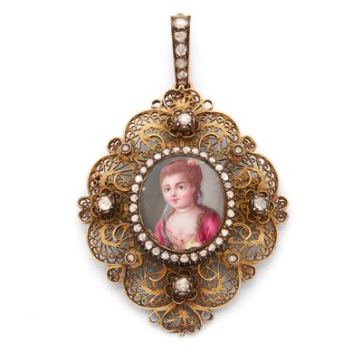 l'image d'une photo représentant une femme en robe rose sur un pendentif plaqué or