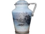 un vase bleu et blanc orné d'une peinture représentant un paysage