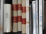 de nombreux livres qui se trouvent sur une étagère dans une boîte