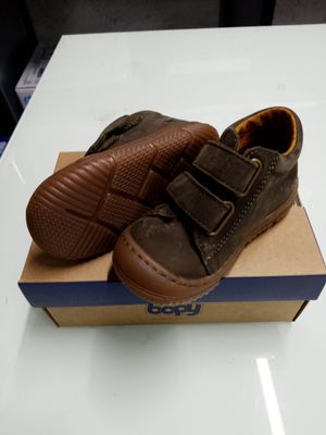 une paire de chaussures qui se trouve sur le dessus d'une boîte