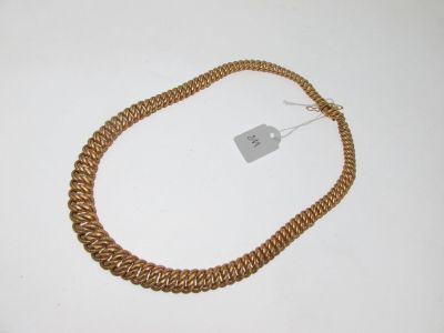 gros plan sur un collier en or portant une étiquette