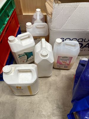 de nombreux récipients remplis de liquide posés les uns à côté des autres sur le sol