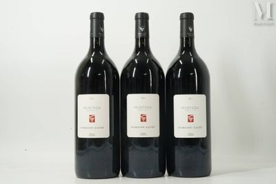 trois bouteilles de vin rouge posées sur une table blanche
