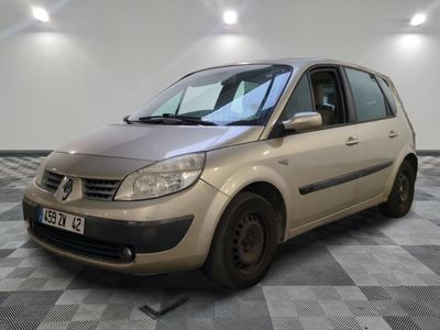 la photo d'une voiture argentée garée dans un garage