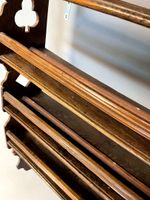 Etagère vaisselier murale en bois naturem, à décor de motifs… (photo 4)