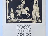 une affiche en noir et blanc représentant une femme à cheval