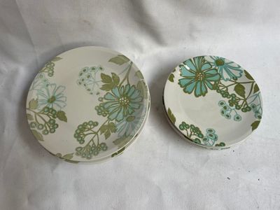 deux assiettes posées sur une table