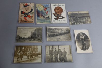 plusieurs vieilles cartes postales représentant des hommes et des femmes, exposées sur une table