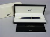 une image représentant un stylo dans une boîte posée sur une table