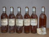 plusieurs bouteilles de vin sont alignées sur une table