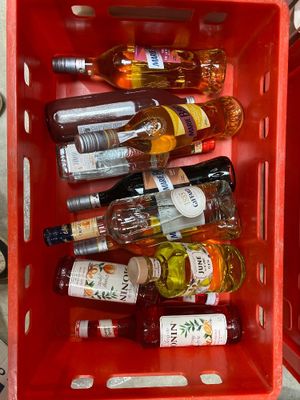 plusieurs bouteilles de vin dans une caisse rouge