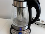 une cafetière posée sur une table