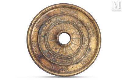 une assiette en or ornée d'un motif circulaire