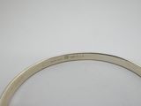 un gros plan sur un bracelet rigide en argent orné d'un diamant