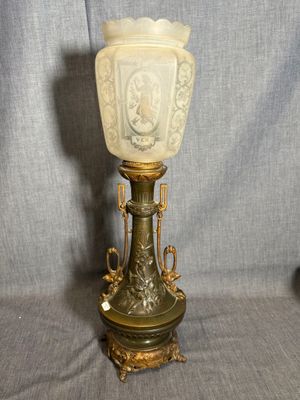 une lampe posée sur une table, sur fond gris