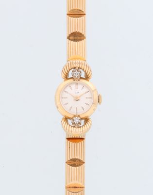 une photo d'une montre-bracelet pour femme dont la lunette est sertie de diamants