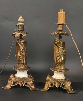 paire de bougeoirs anciens en bronze et marbre, ornés de figurines posées sur des socles en marbre