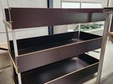 une étagère comportant trois tablettes dans un entrepôt