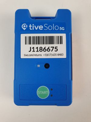 l'arrière d'un téléphone portable bleu sur lequel figure un code-barres