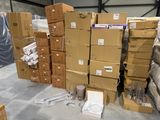 un grand nombre de boîtes empilées dans un entrepôt