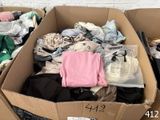 une boîte en carton remplie de vêtements et d'autres objets