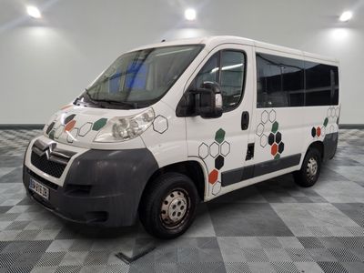 une camionnette blanche avec un motif sur le côté