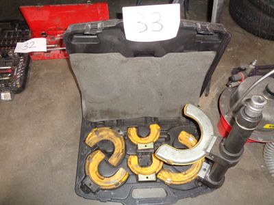 une boîte à outils qui contient tout un tas d'outils