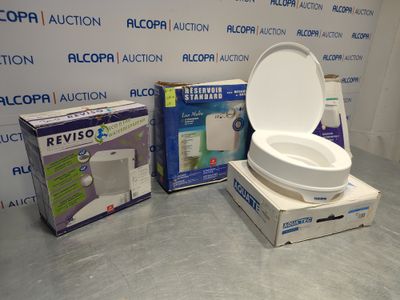 des toilettes qui se trouvent à côté d'une boîte de papier hygiénique