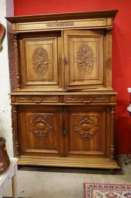 un grand meuble en bois dans le coin d'une pièce