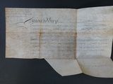 un gros plan d'un morceau de papier sur lequel on a écrit