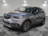 L'Opel grise est garée dans une grande pièce au sol carrelé en damier.