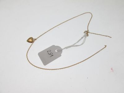 collier muni d'une étiquette, posé sur un fond blanc