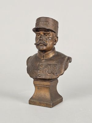 un buste en bronze représentant un homme coiffé d'un chapeau et vêtu d'un uniforme