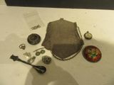 un sac à main muni d'une chaîne et d'autres objets posés sur la table