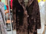 un manteau accroché à un portant dans un magasin de vêtements