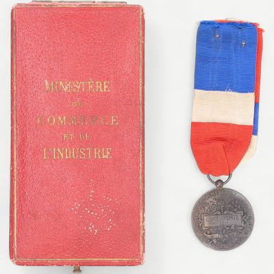 un vieux livre sur lequel repose une médaille