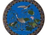 une assiette décorée d'oiseaux et de fleurs
