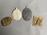 trois médailles d'or, d'argent et de bronze sur un fond gris
