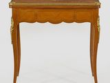 une petite table en bois surmontée d'un tiroir