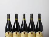 six bouteilles de vin alignées sur une table
